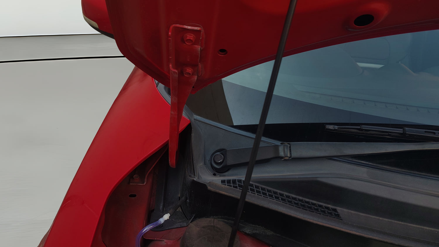 Used 2022 Maruti Suzuki Swift VXi Petrol Manual engine ENGINE RIGHT SIDE HINGE & APRON VIEW
