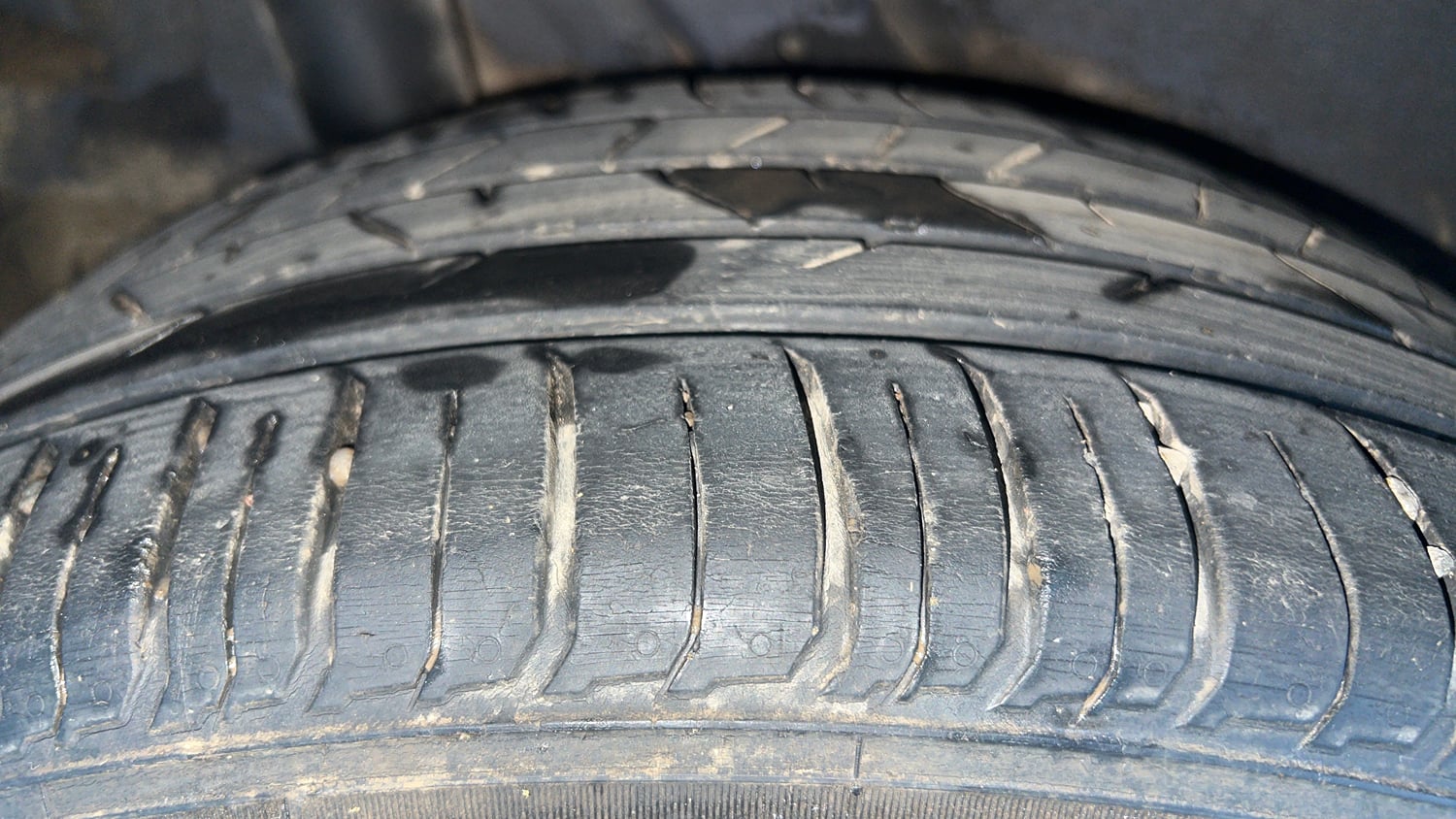 Used 2021 Hyundai Venue SX Plus 1.0 Turbo DCT Petrol Automatic tyres RIGHT REAR TYRE TREAD VIEW