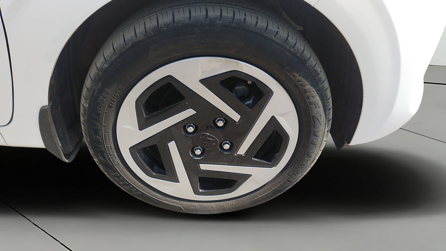 Used 2026 Hyundai Grand i10 Nios Sportz 1.2 Kappa AMT Petrol Automatic tyres RIGHT FRONT TYRE RIM VIEW