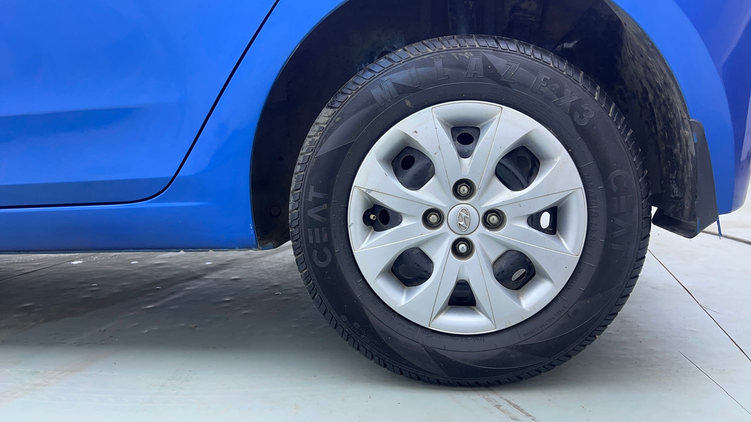 Used 2017 Hyundai Elite i20 Sportz 1.2 Petrol Manual tyres LEFT REAR TYRE RIM VIEW
