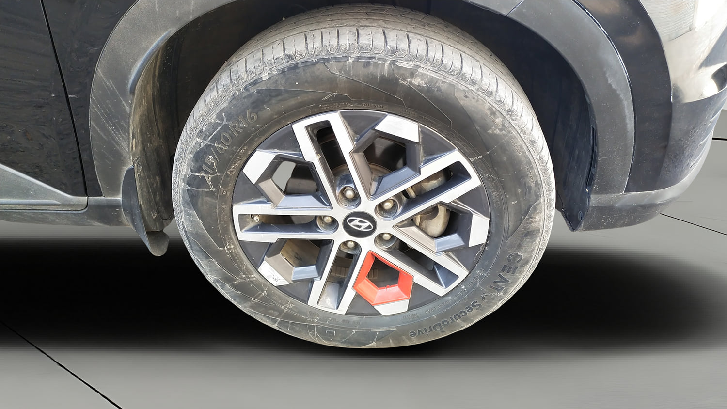 Used 2023 Hyundai Venue SX (O) 1.0 Turbo DCT Petrol Automatic tyres RIGHT FRONT TYRE RIM VIEW