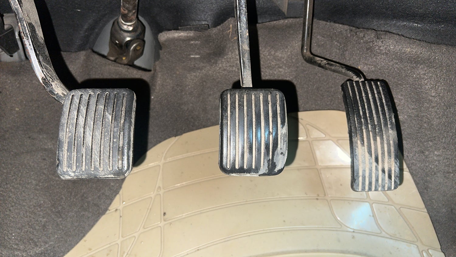 Used 2015 Hyundai i10 Magna 1.1 iRDE2 Petrol Manual interior PEDALS VIEW