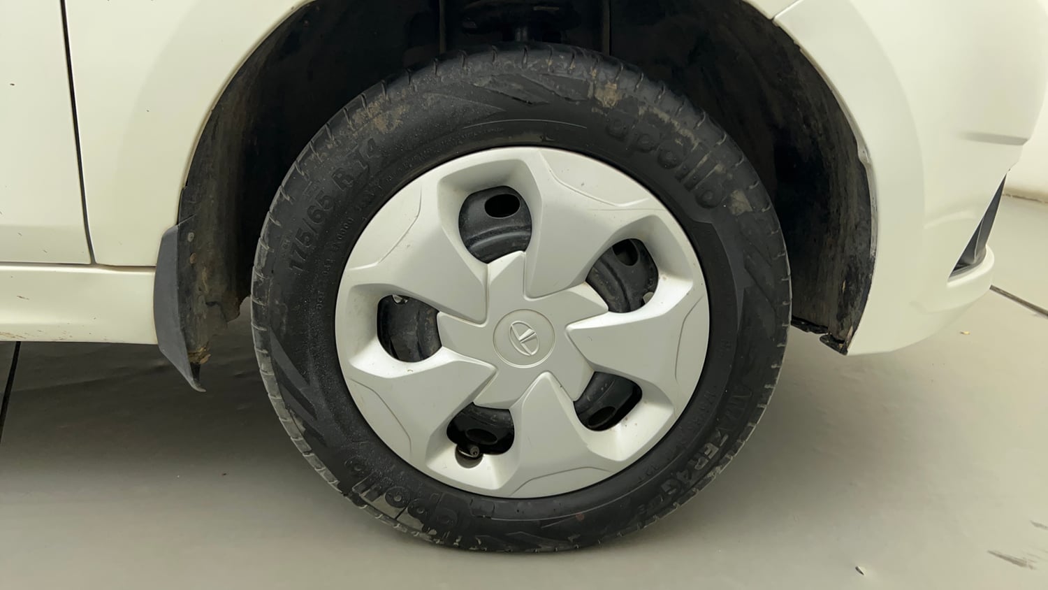 Used 2017 Tata Tiago Revotron XT Petrol Manual tyres RIGHT FRONT TYRE RIM VIEW