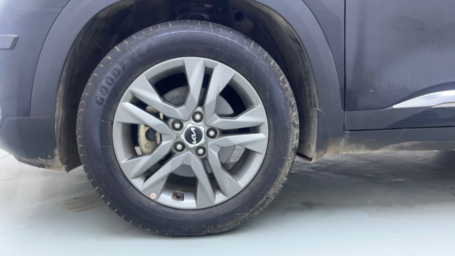 Used 2023 kia Seltos HTX 1.5 IVT Petrol Automatic tyres LEFT FRONT TYRE RIM VIEW