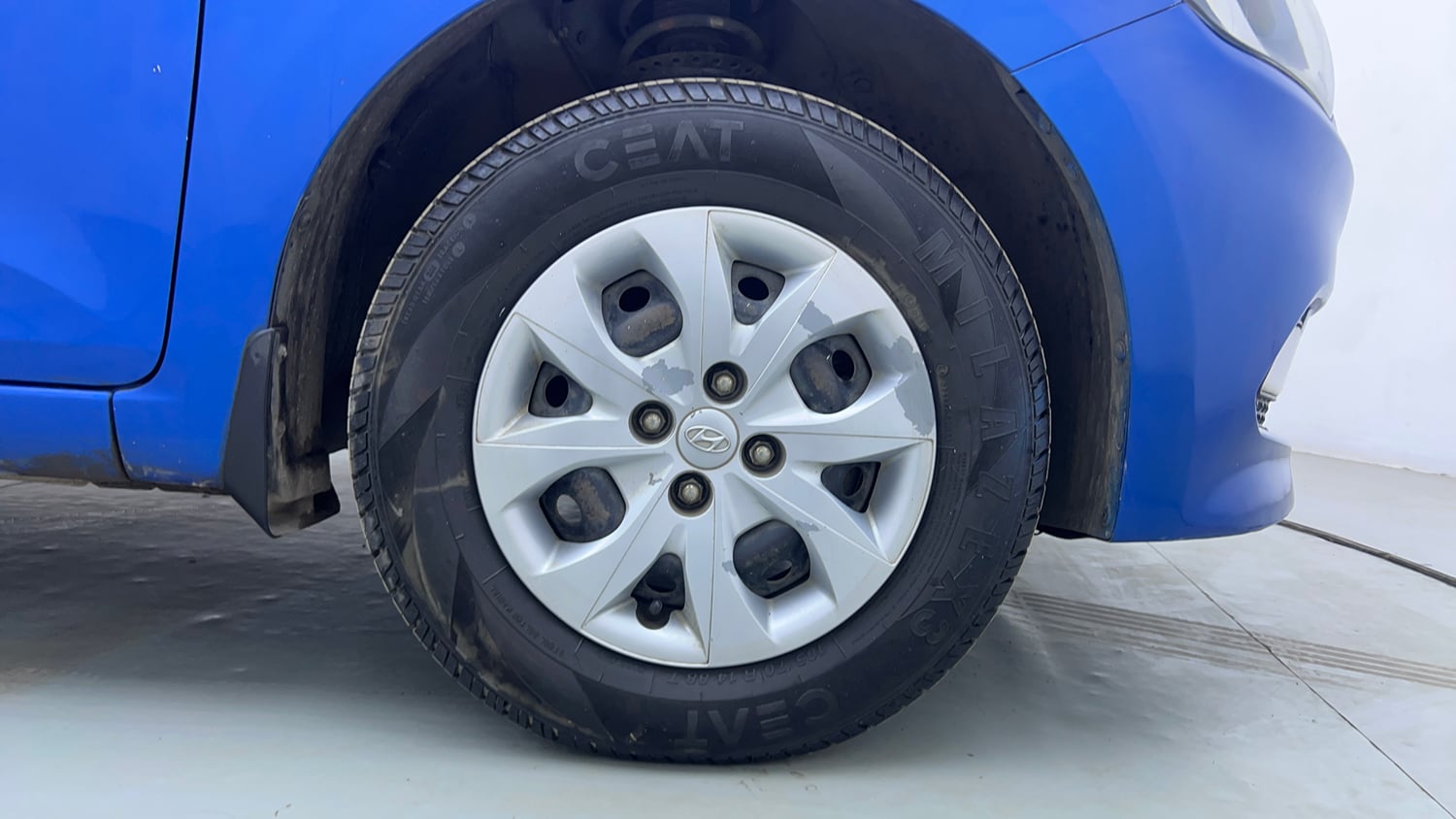 Used 2017 Hyundai Elite i20 Sportz 1.2 Petrol Manual tyres RIGHT FRONT TYRE RIM VIEW
