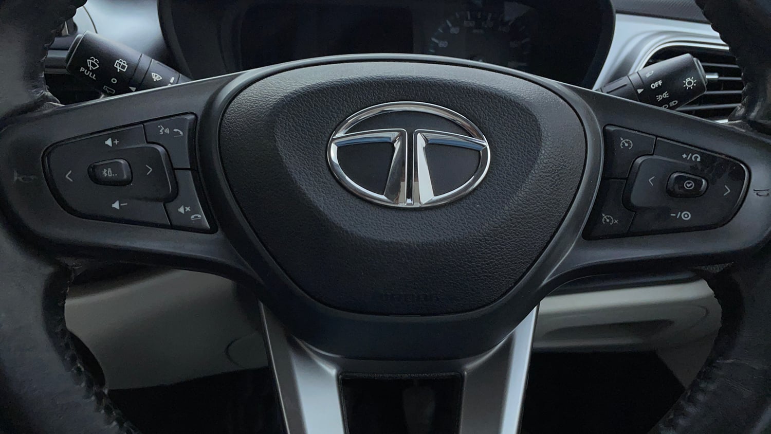 Used 2022 Tata Altroz XZ Plus Petrol Petrol Manual top_features Airbags