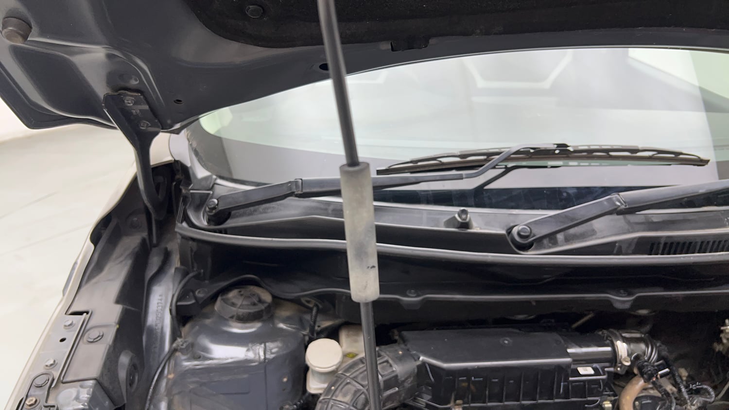 Used 2021 Maruti Suzuki XL6 Zeta MT Petrol Petrol Manual engine ENGINE RIGHT SIDE HINGE & APRON VIEW
