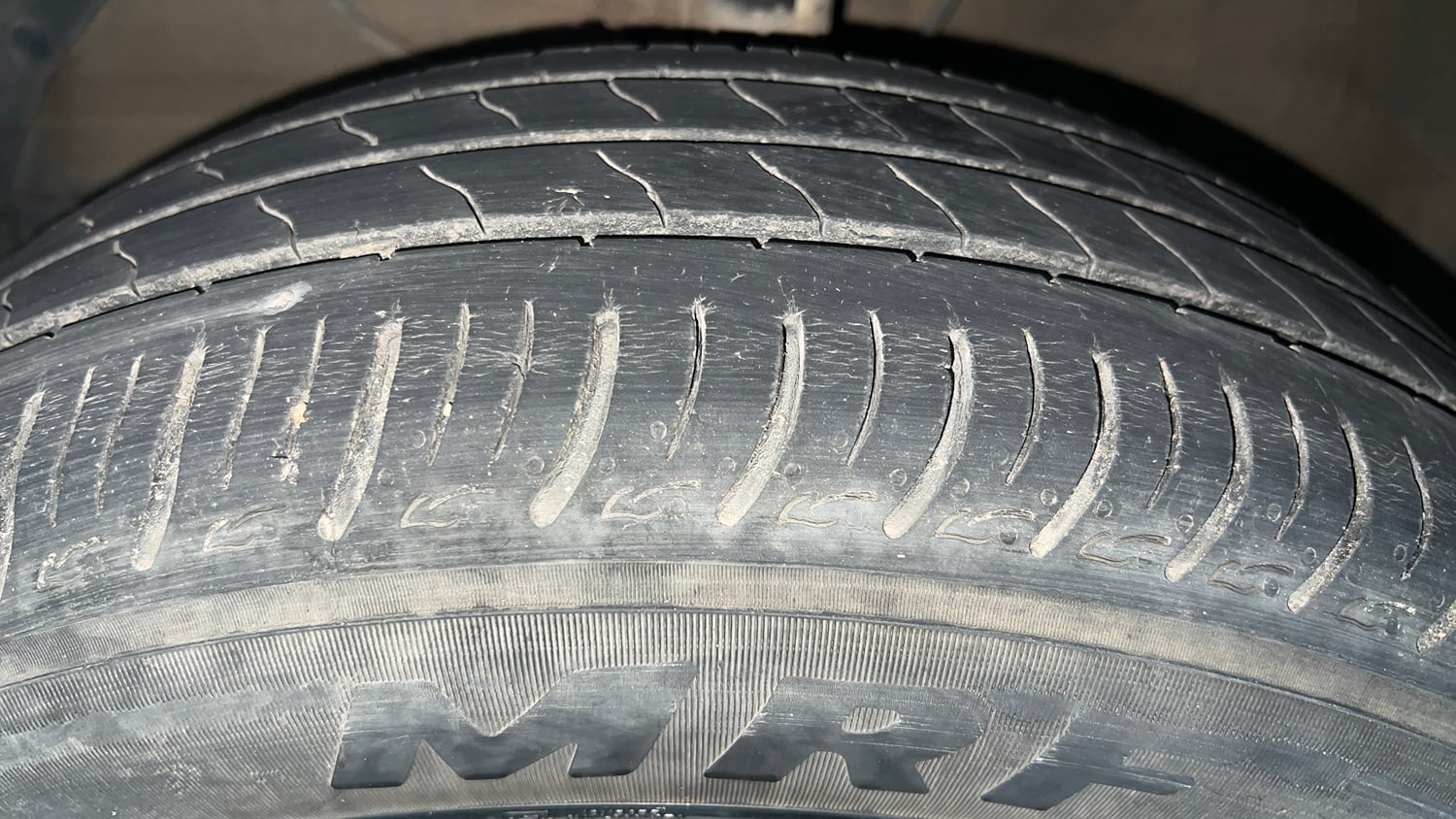 Used 2021 Maruti Suzuki XL6 Zeta MT Petrol Petrol Manual tyres LEFT FRONT TYRE TREAD VIEW