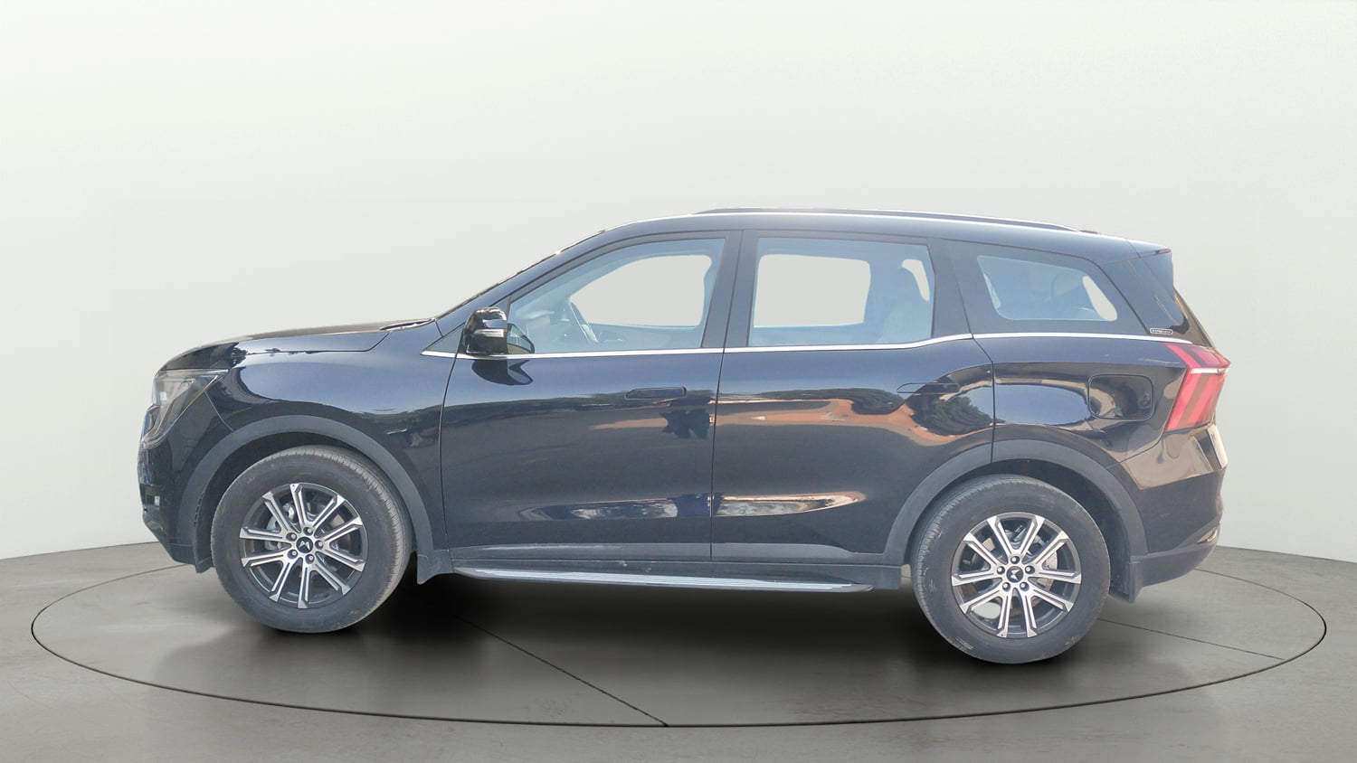 Used 2025 Mahindra XUV700 AX7 Luxury Pack Petrol AT 7 STR Petrol Automatic exterior LEFT SIDE VIEW