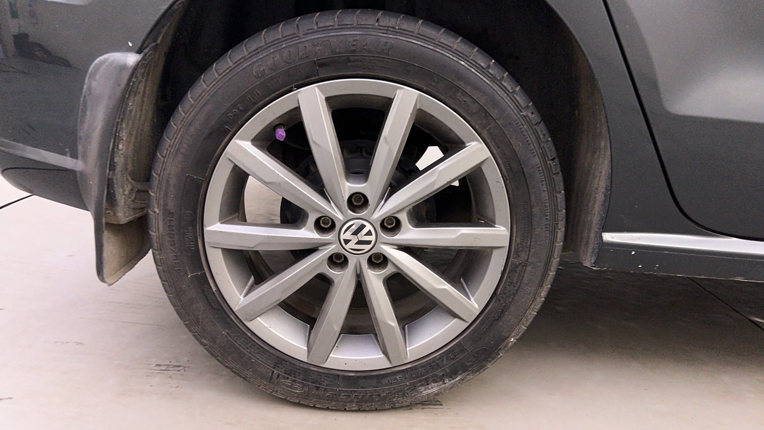 Used 2019 Volkswagen Ameo Highline Plus 1.5L (D) Diesel Manual tyres RIGHT REAR TYRE RIM VIEW