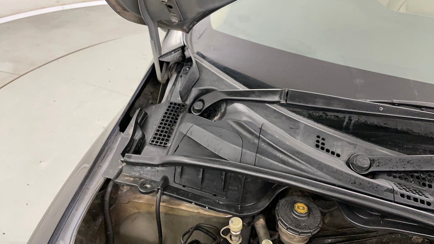 Used 2016 Honda City VX Petrol Manual engine ENGINE RIGHT SIDE HINGE & APRON VIEW