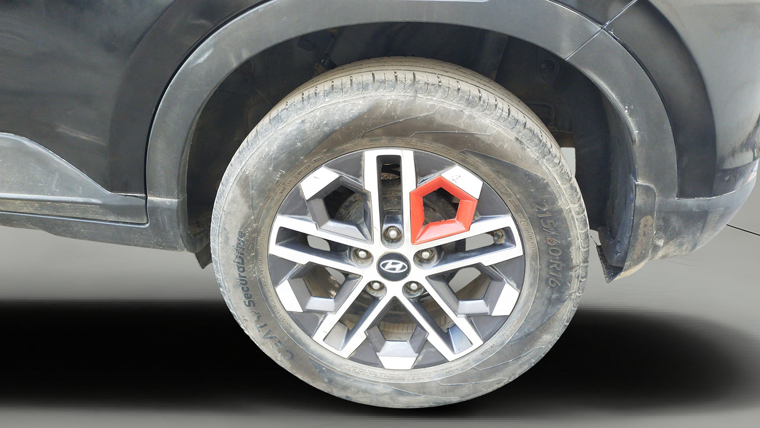 Used 2023 Hyundai Venue SX (O) 1.0 Turbo DCT Petrol Automatic tyres LEFT REAR TYRE RIM VIEW