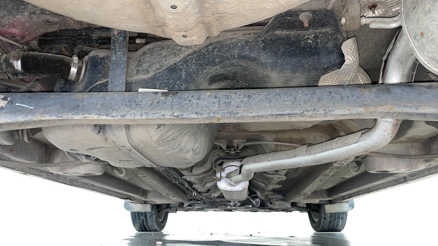 Used 2021 Mahindra XUV 300 W8 (O) 1.2 Petrol AMT Petrol Automatic extra REAR UNDERBODY VIEW (TAKEN FROM REAR)
