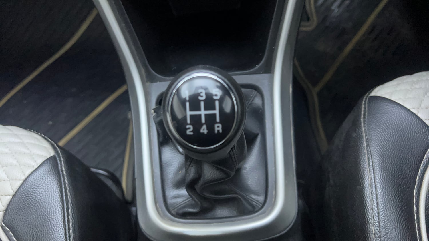 Used 2017 Maruti Suzuki S-Cross Zeta 1.3 Diesel Manual interior GEAR  KNOB VIEW