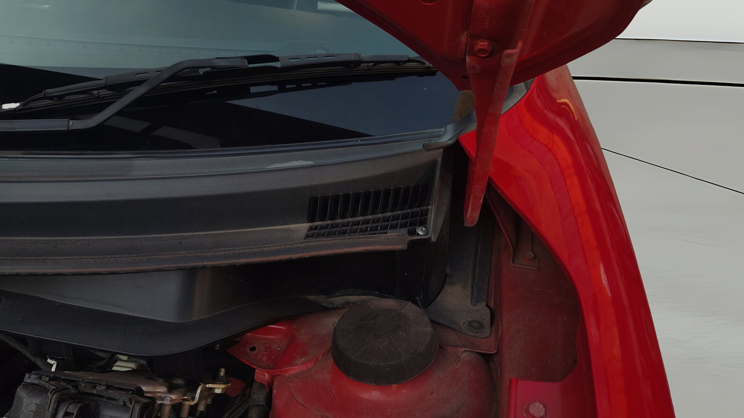 Used 2022 Maruti Suzuki Swift VXi Petrol Manual engine ENGINE LEFT SIDE HINGE & APRON VIEW
