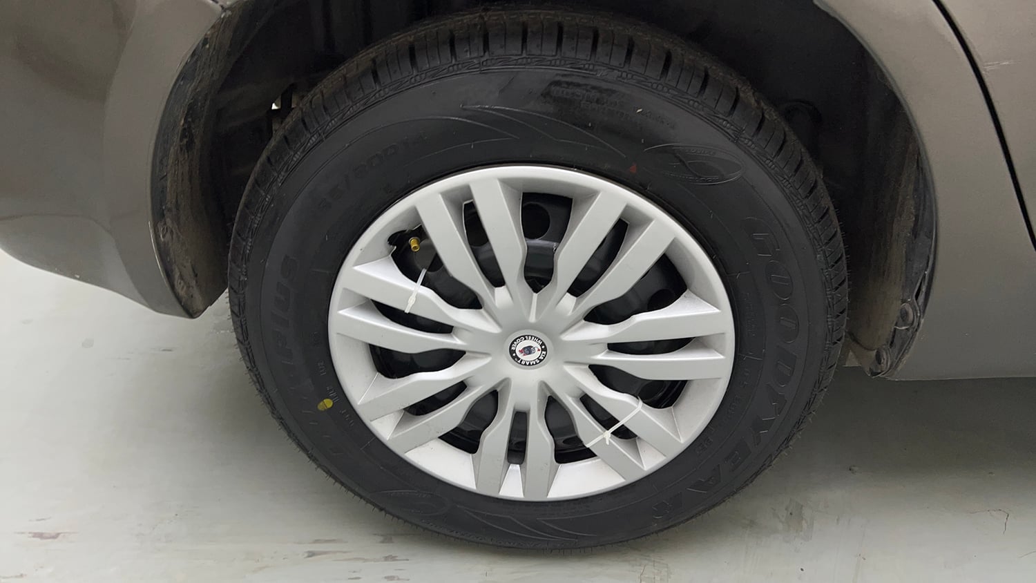 Used 2015 Maruti Suzuki Swift Dzire VXI Petrol Manual tyres RIGHT REAR TYRE RIM VIEW