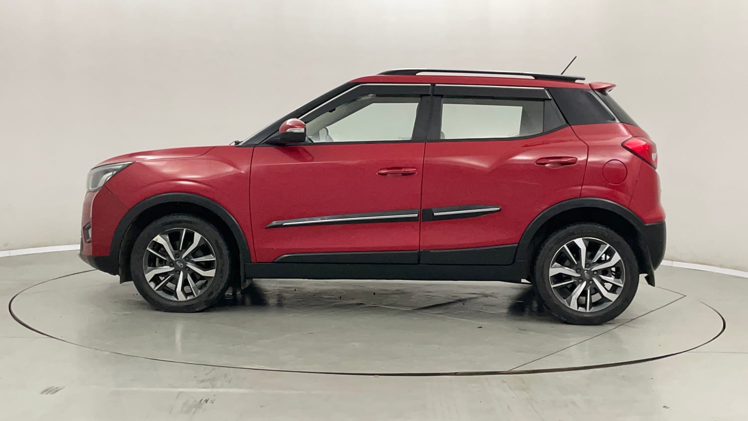Used 2021 Mahindra XUV 300 W8 (O) 1.2 Petrol AMT Petrol Automatic exterior LEFT SIDE VIEW