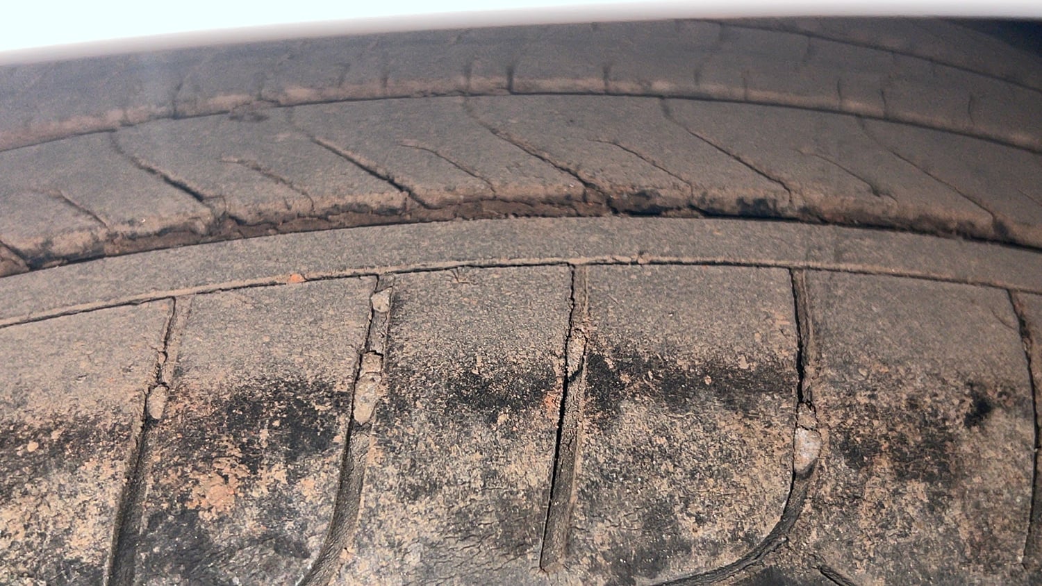 Used 2023 Hyundai Verna SX (O) 1.5 Turbo Petrol MT Petrol Manual tyres RIGHT REAR TYRE TREAD VIEW