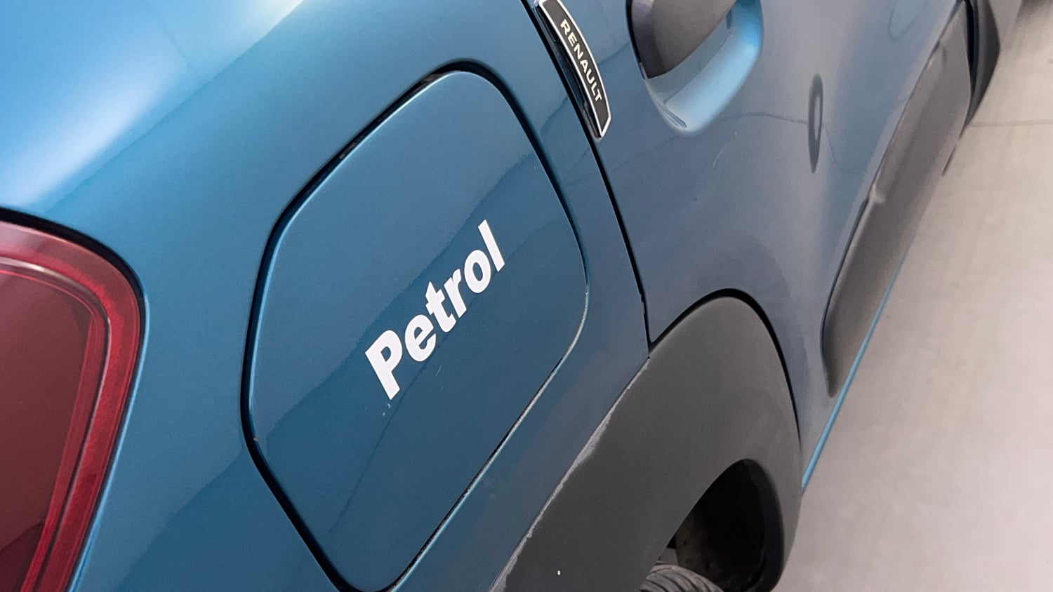 Used 2020 Renault Kwid RXT 1.0 Opt Petrol Manual dents MINOR SCRATCH