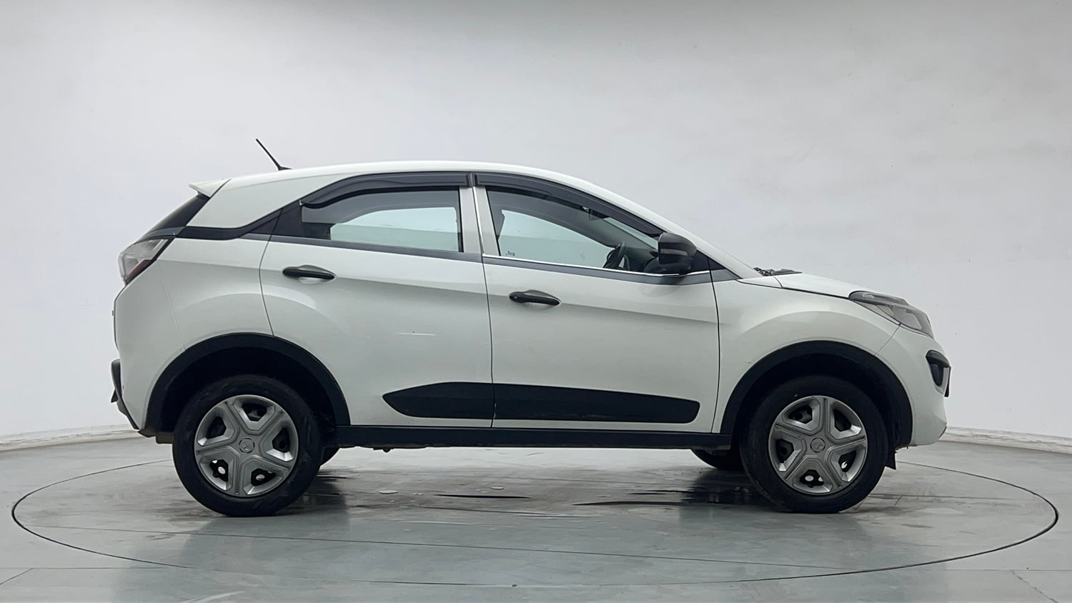 Used 2019 Tata Nexon XM Petrol Manual exterior RIGHT SIDE VIEW