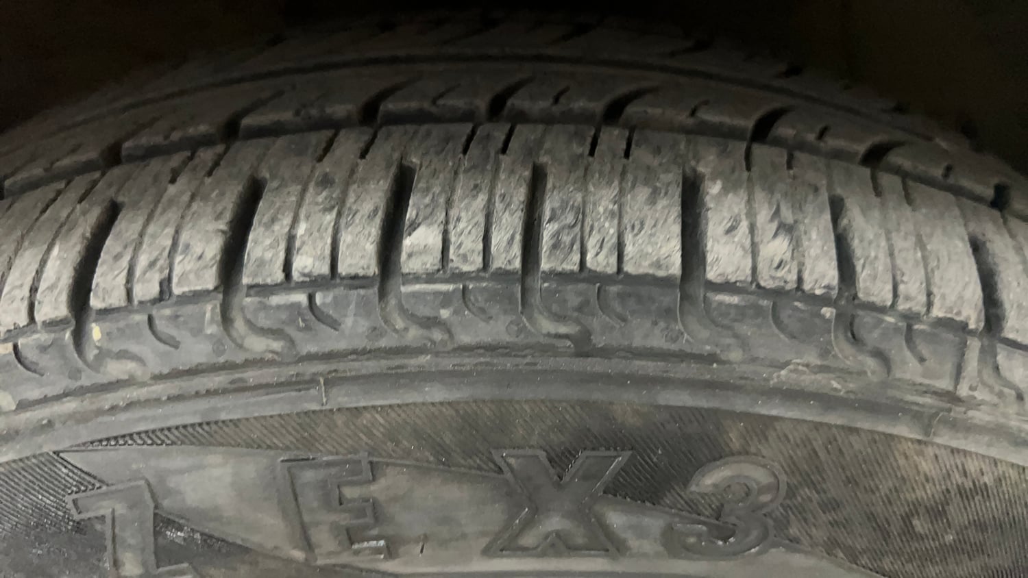 Used 2018 Hyundai Grand i10 Asta 1.2 Kappa VTVT Petrol Manual tyres RIGHT FRONT TYRE TREAD VIEW