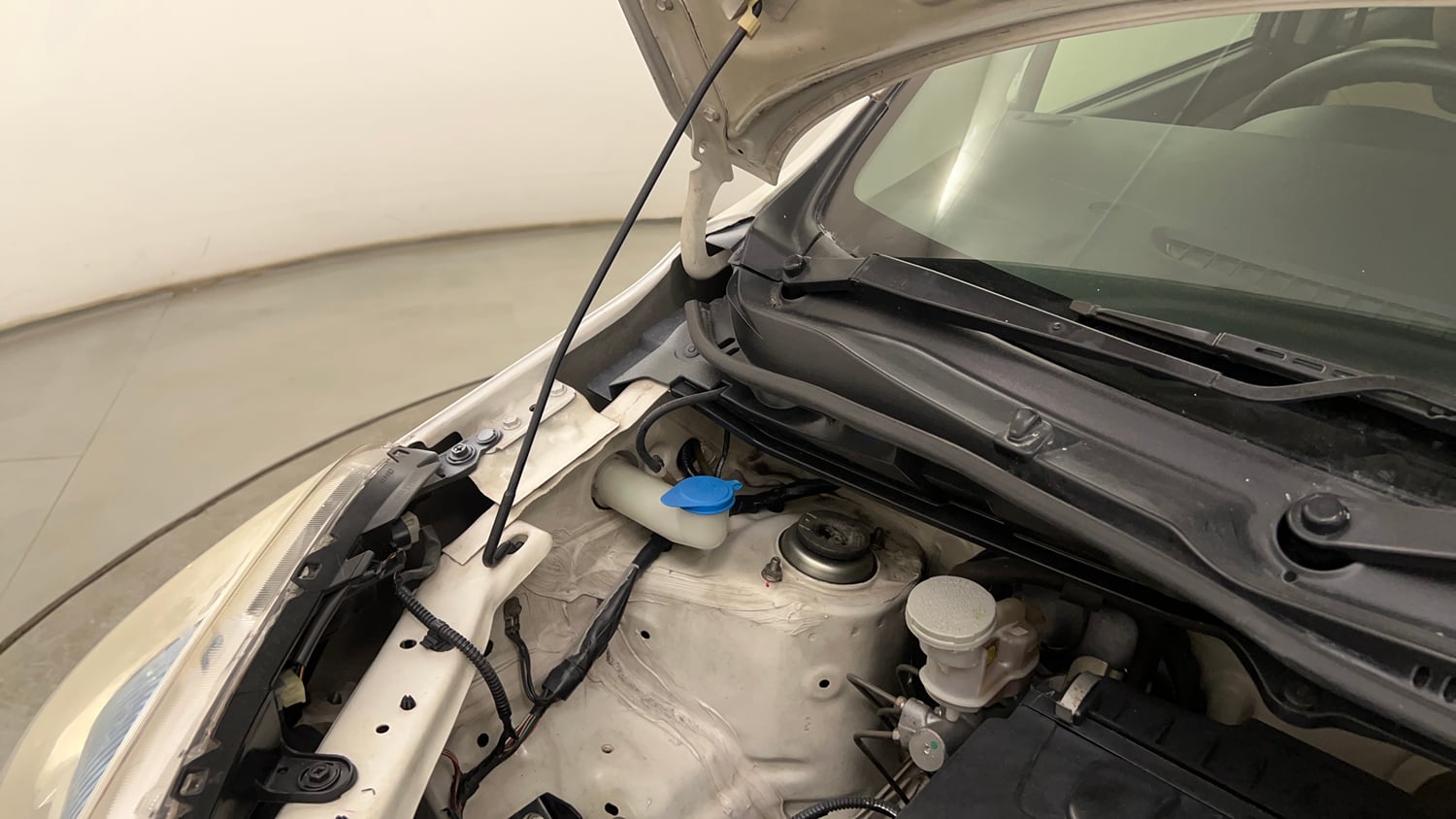 Used 2019 Maruti Suzuki Wagon R 1.0 VXI AMT Petrol Automatic engine ENGINE RIGHT SIDE HINGE & APRON VIEW