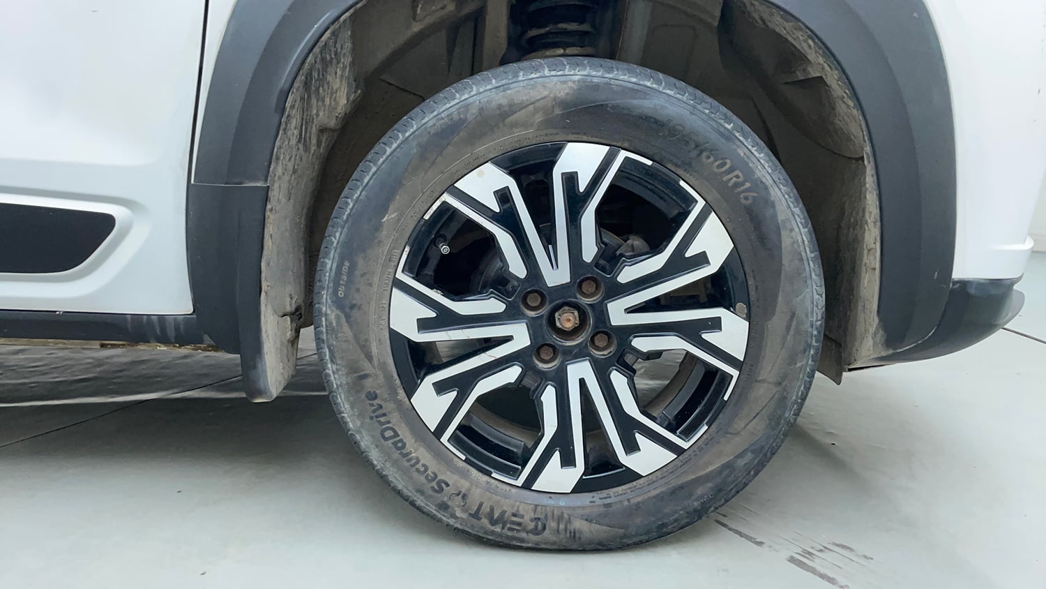 Used 2021 Renault Kiger RXZ Turbo CVT Dual Tone Petrol Automatic tyres RIGHT FRONT TYRE RIM VIEW