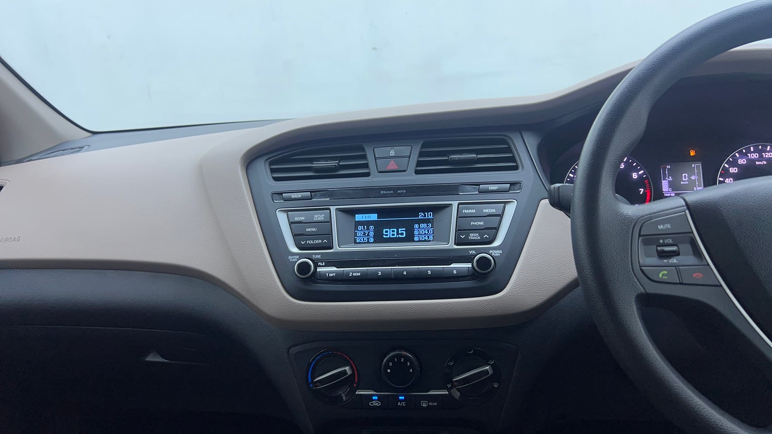 Used 2017 Hyundai Elite i20 Sportz 1.2 Petrol Manual interior MUSIC SYSTEM & AC CONTROL VIEW