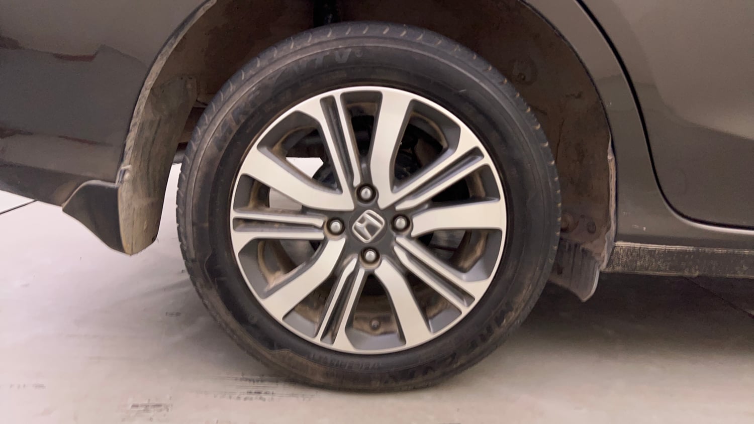 Used 2024 honda Amaze 2nd Generation VX 1.2 Petrol CVT Petrol Automatic tyres RIGHT REAR TYRE RIM VIEW