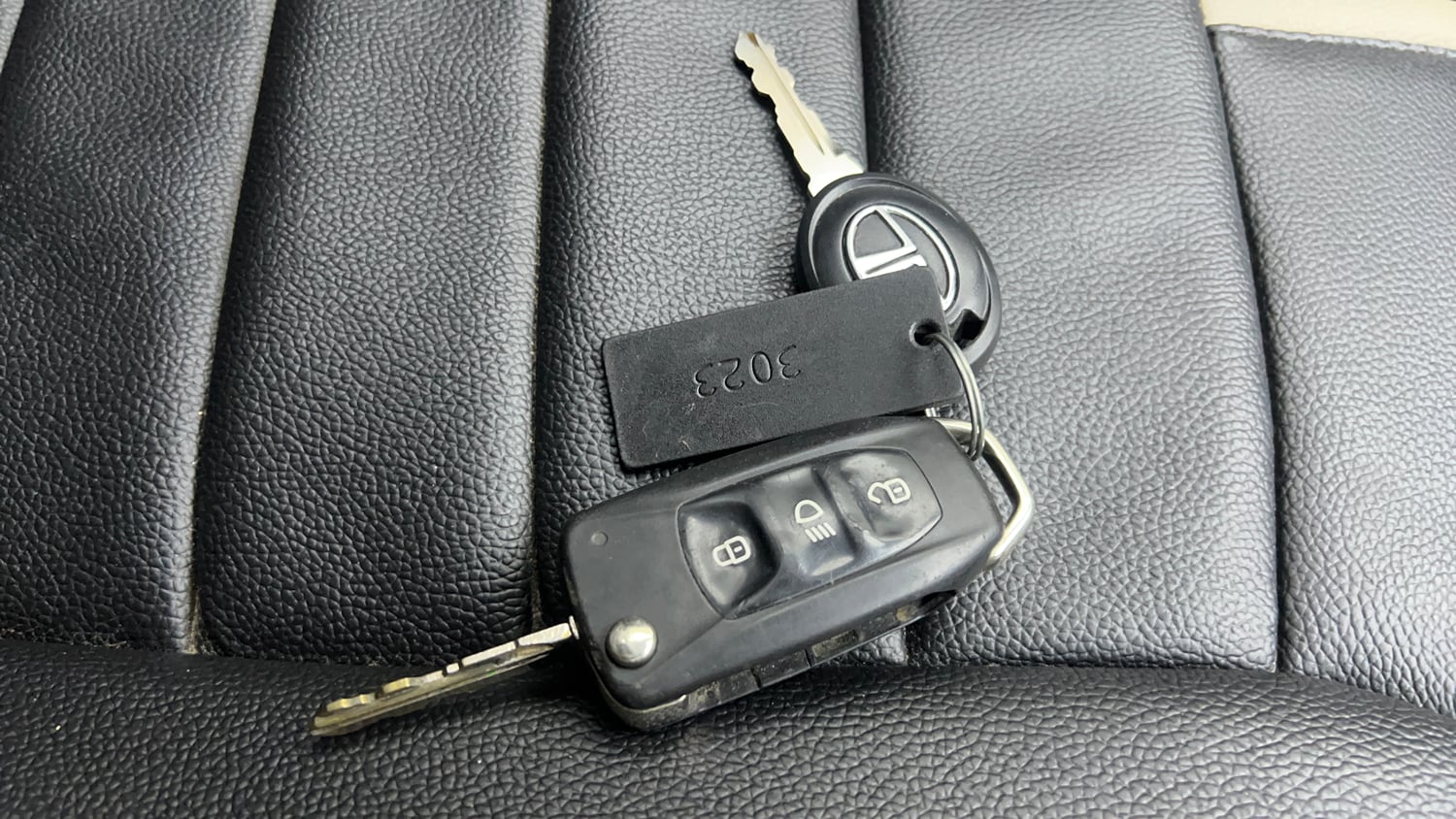 Used 2017 Tata Tiago Revotron XZ Petrol Manual extra CAR KEY VIEW