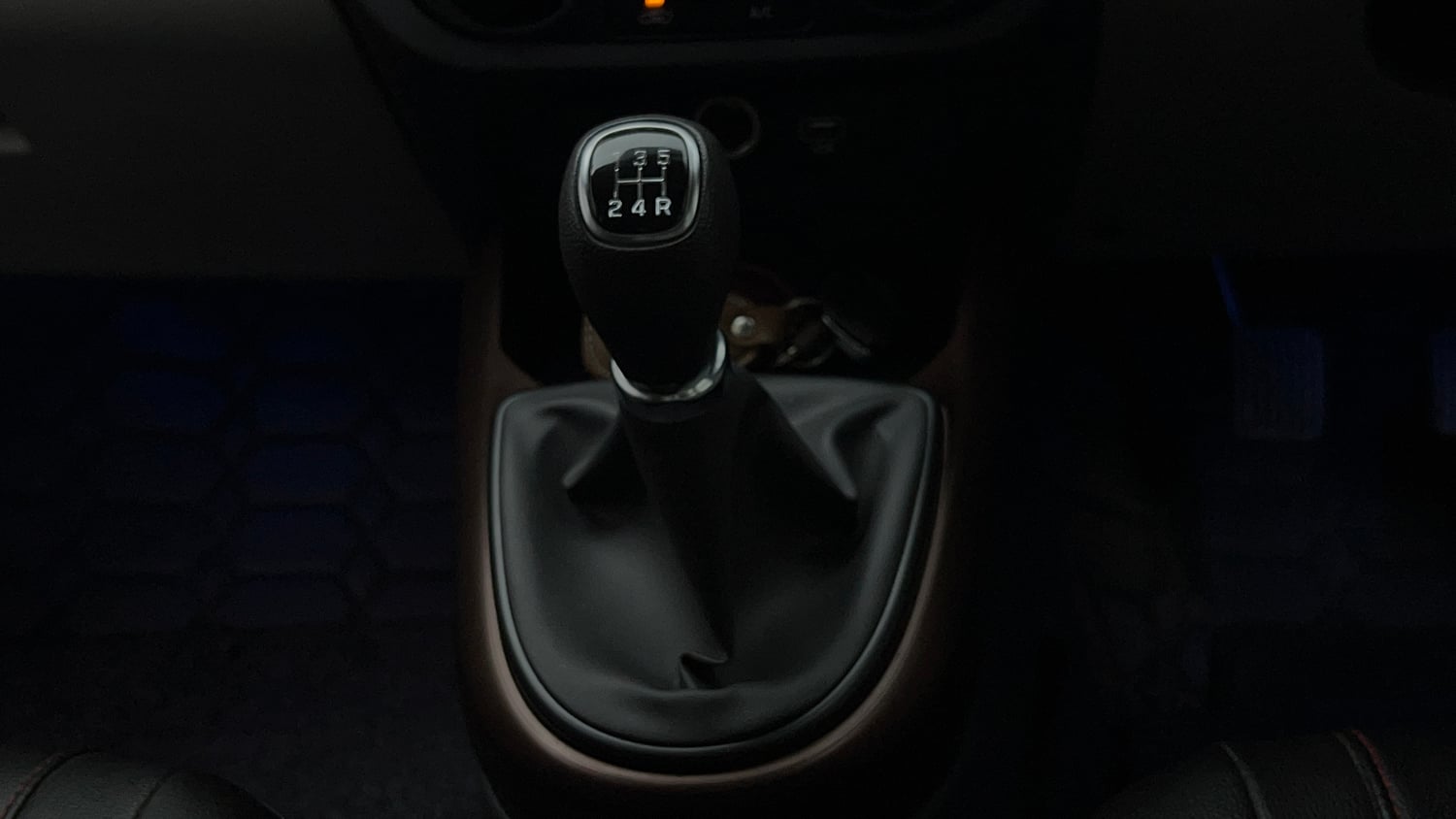 Used 2024 Hyundai Aura SX 1.2 CNG Cng Manual interior GEAR  KNOB VIEW