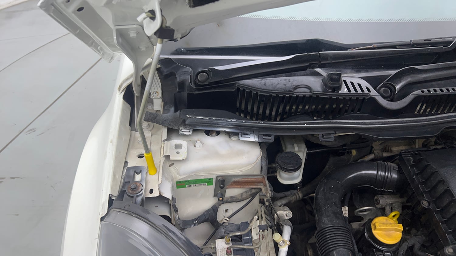 Used 2019 Tata Nexon XM Petrol Manual engine ENGINE RIGHT SIDE HINGE & APRON VIEW