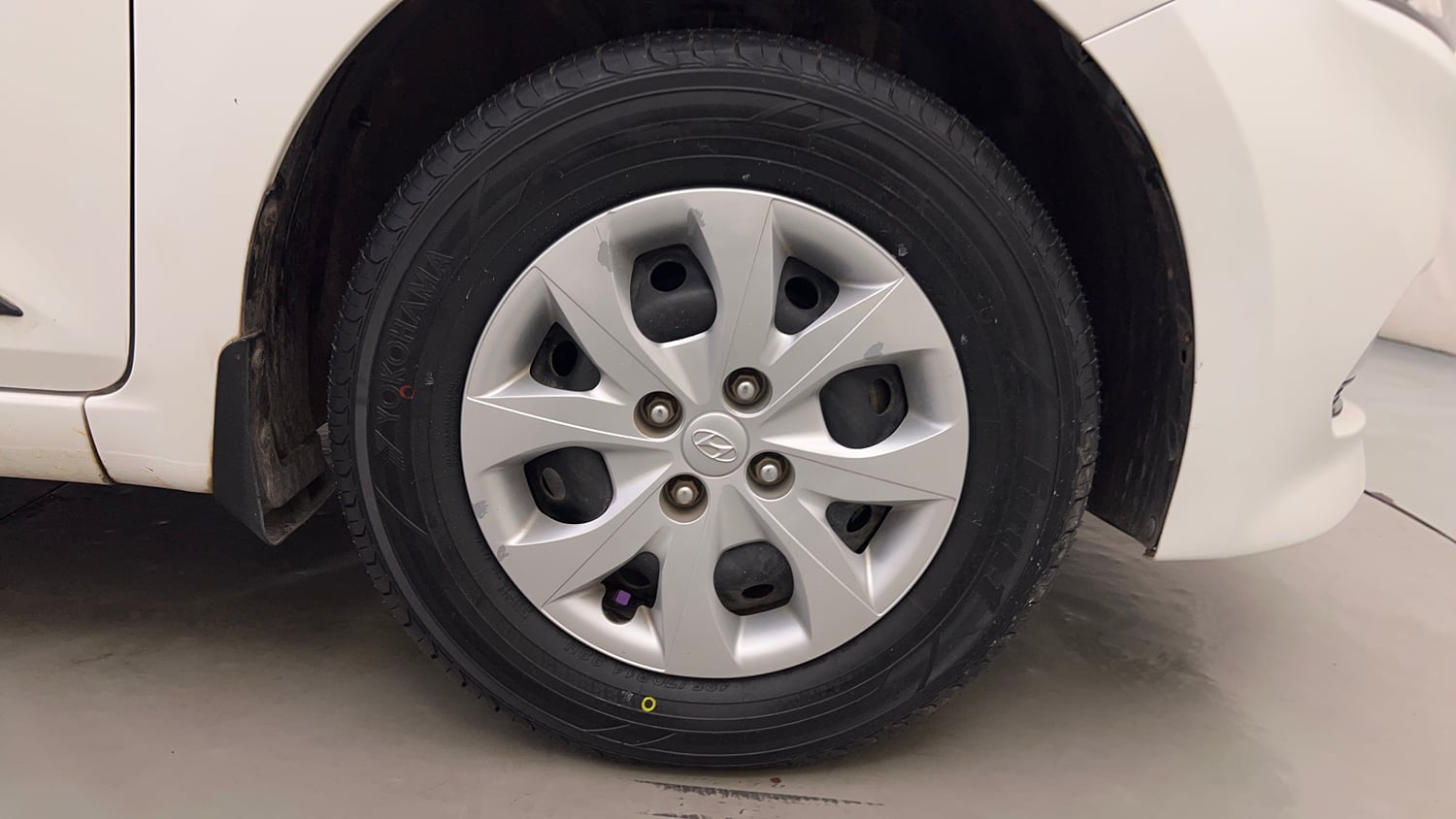 Used 2016 Hyundai Elite i20 Sportz 1.2 Petrol Manual tyres RIGHT FRONT TYRE RIM VIEW