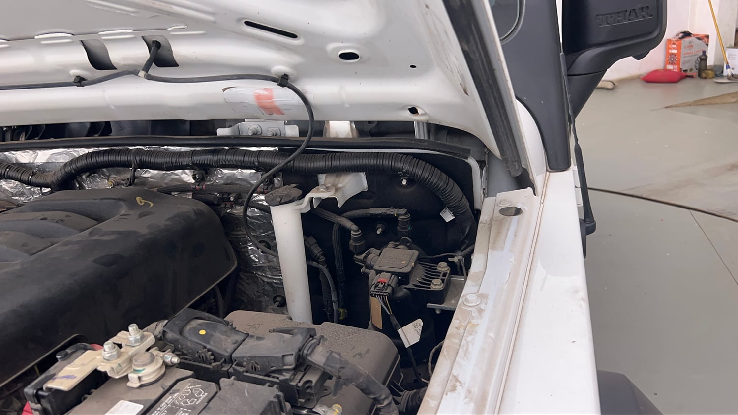Used 2025 Mahindra Thar Roxx AX7 L Diesel AT 4WD Diesel Automatic engine ENGINE LEFT SIDE HINGE & APRON VIEW