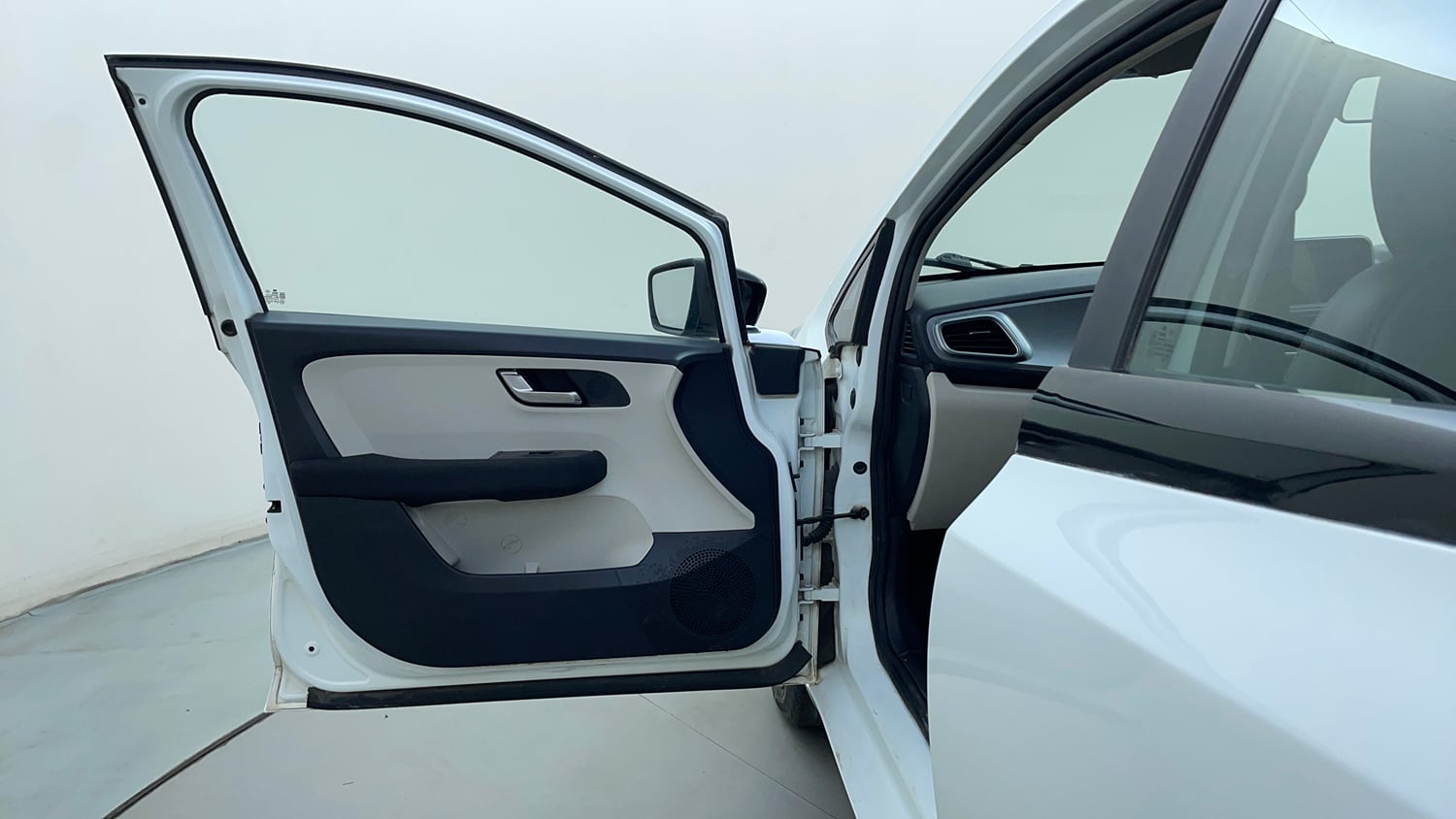 Used 2022 Tata Altroz XZ Plus Petrol Petrol Manual interior LEFT FRONT DOOR OPEN VIEW