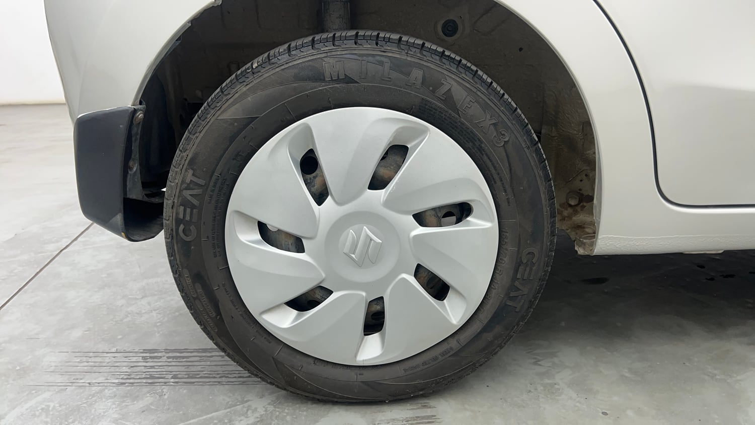 Used 2014 Maruti Suzuki Celerio VXi Petrol Manual tyres RIGHT REAR TYRE RIM VIEW