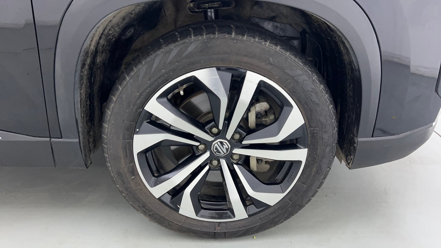 Used 2023 MG Motors Hector Savvy Pro 1.5 Turbo Petrol CVT Petrol Automatic tyres RIGHT FRONT TYRE RIM VIEW