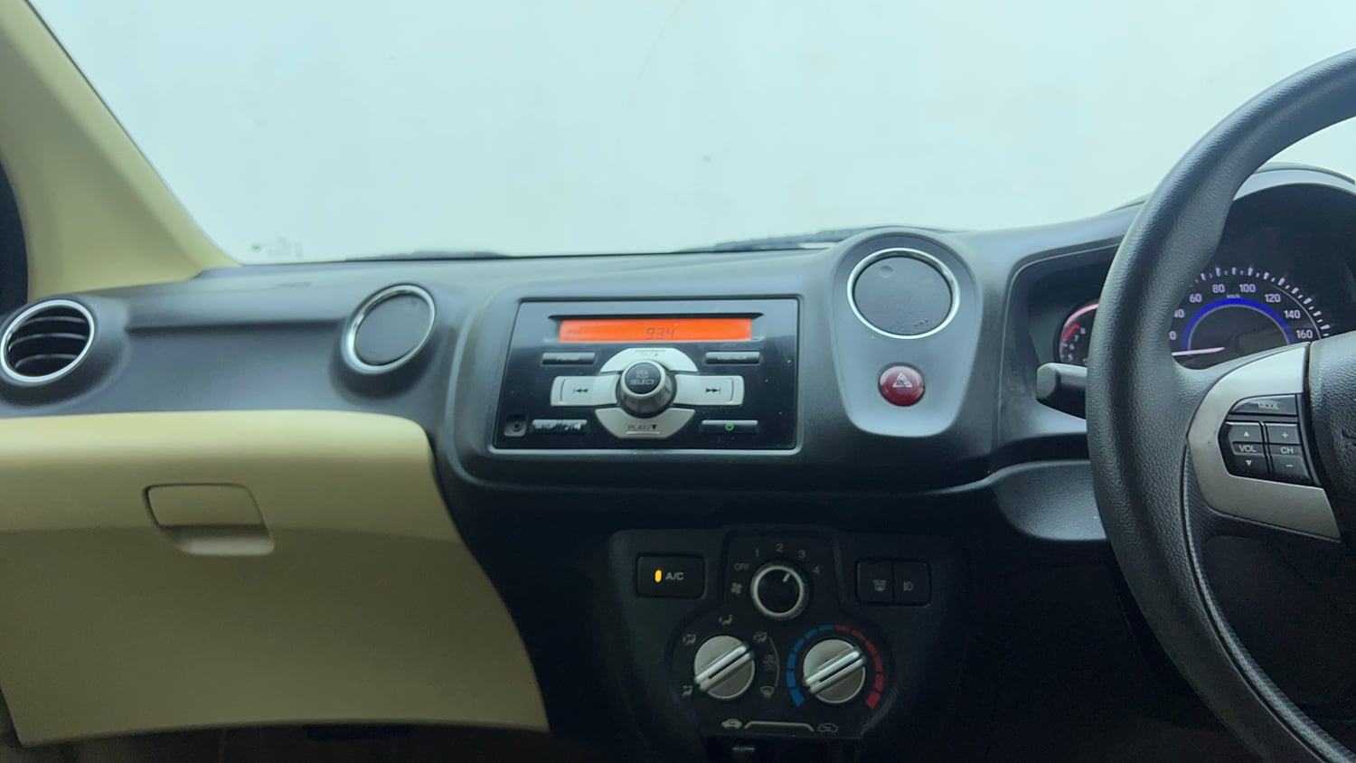 Used 2016 Honda Amaze 1.2 VX AT i-VTEC Petrol Automatic top_features Integrated (in-dash) music system
