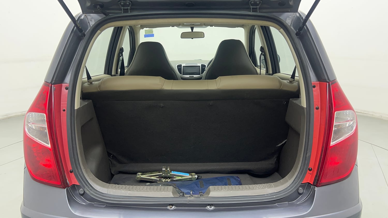 Used 2015 Hyundai i10 Magna 1.1 iRDE2 Petrol Manual interior DICKY INSIDE VIEW
