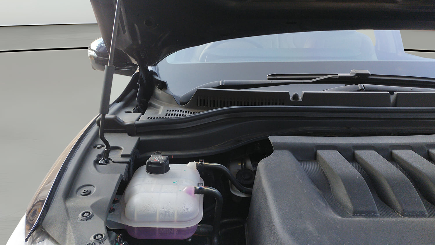Used 2025 Mahindra XUV700 AX7 Luxury Pack Petrol AT 7 STR Petrol Automatic engine ENGINE RIGHT SIDE HINGE & APRON VIEW