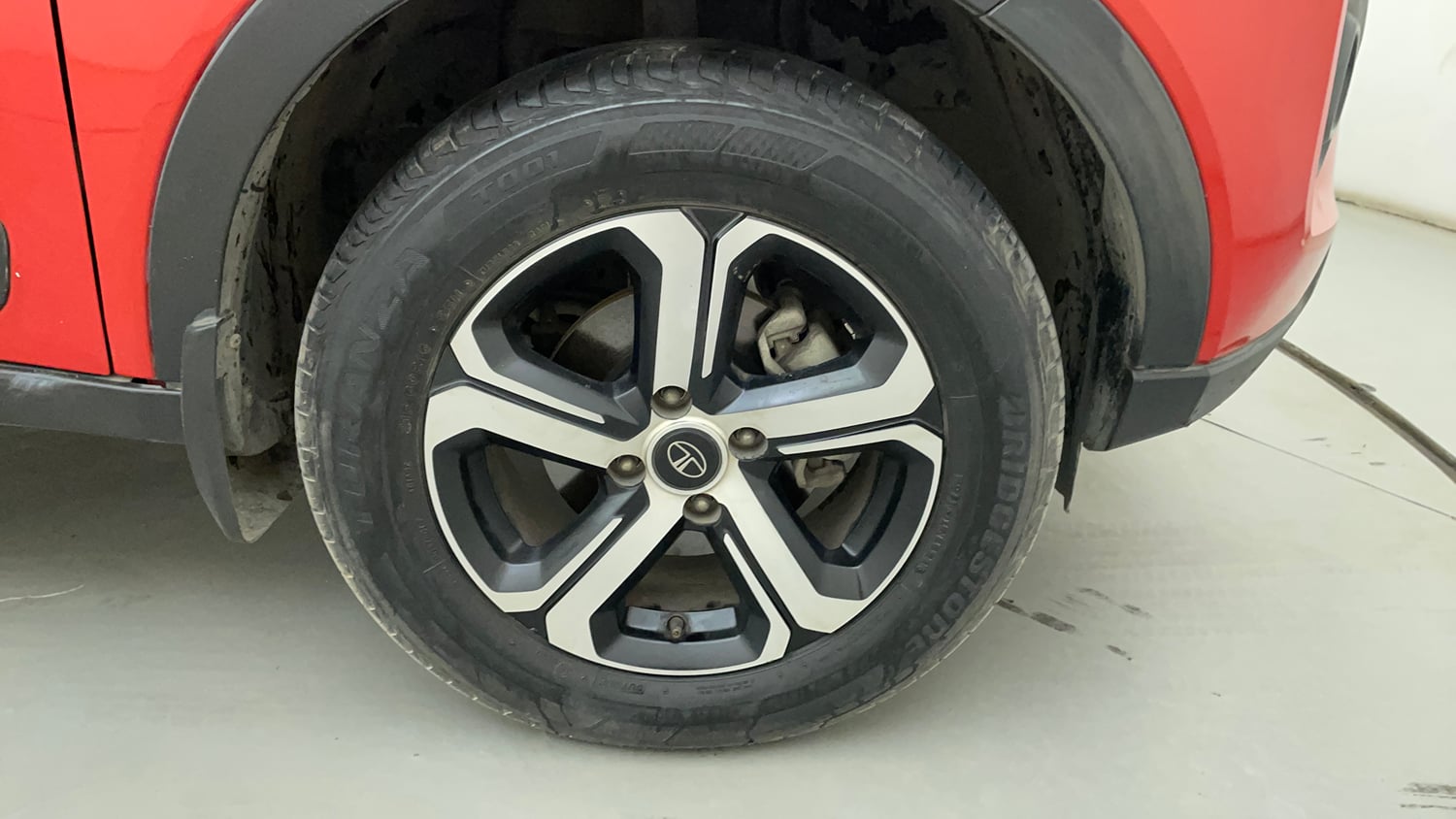Used 2022 Tata Nexon XZA Plus (S) Petrol Automatic tyres RIGHT FRONT TYRE RIM VIEW