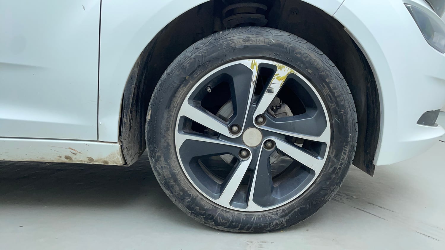 Used 2022 Tata Altroz XZ Plus Petrol Petrol Manual tyres RIGHT FRONT TYRE RIM VIEW