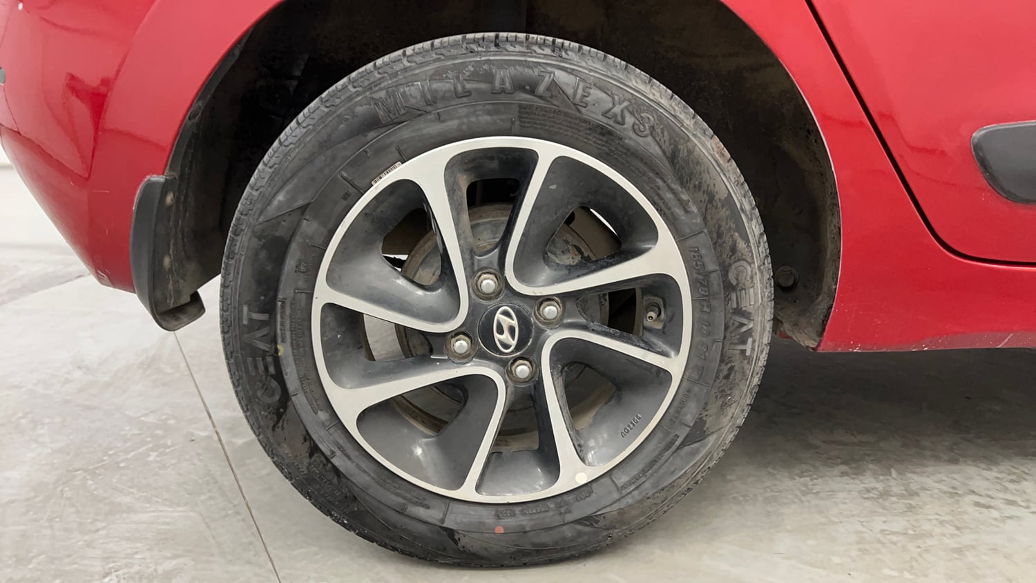 Used 2018 Hyundai Grand i10 Asta 1.2 Kappa VTVT Petrol Manual tyres RIGHT REAR TYRE RIM VIEW