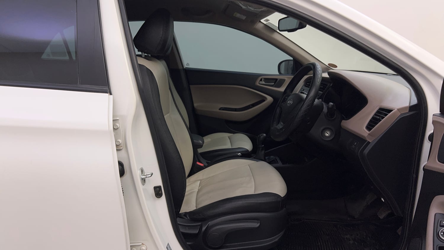 Used 2016 Hyundai Elite i20 Sportz 1.2 Petrol Manual interior RIGHT SIDE FRONT DOOR CABIN VIEW