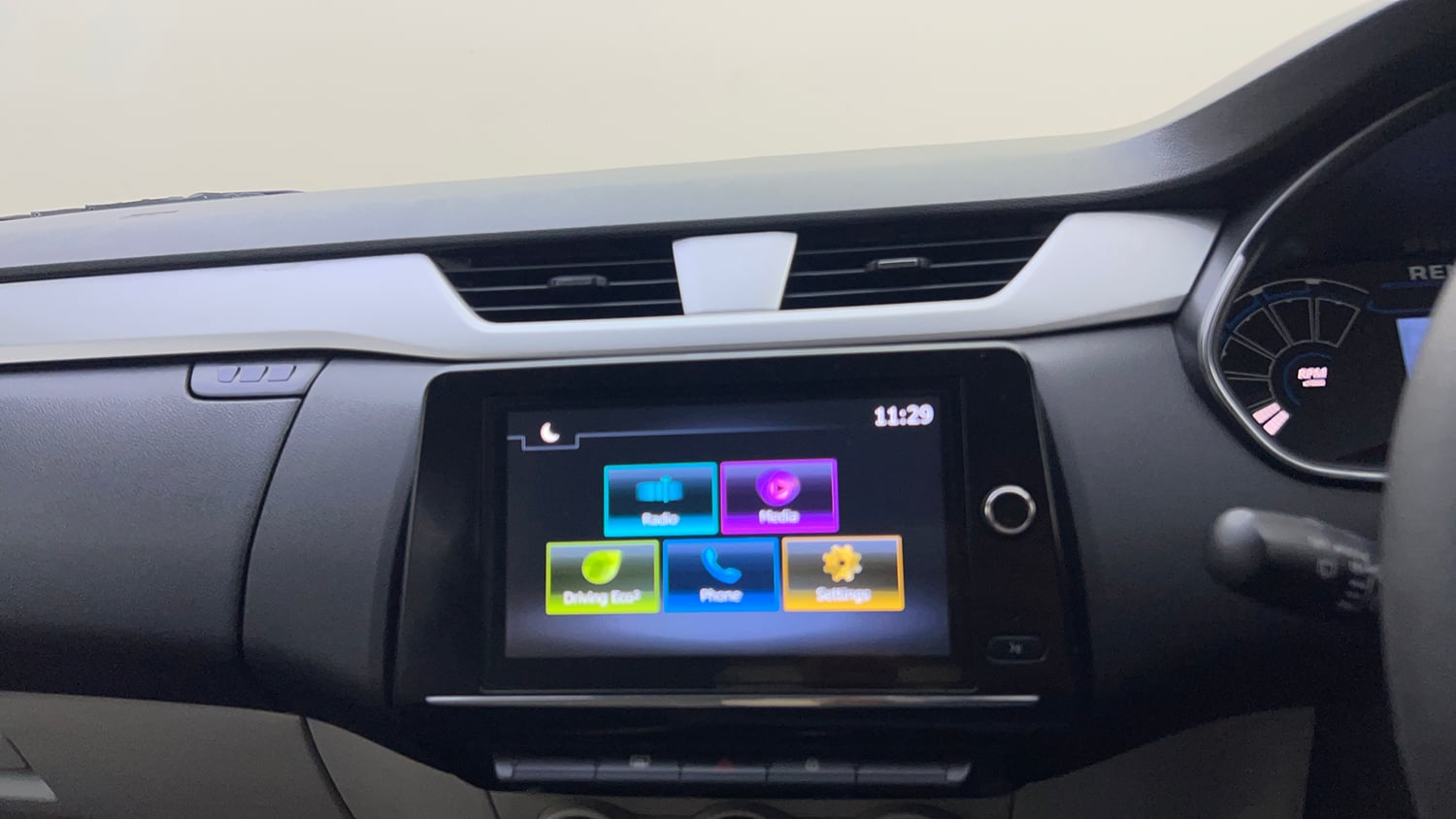 Used 2020 Renault Triber RXZ EASY-R AMT Petrol Automatic top_features Touch screen infotainment system