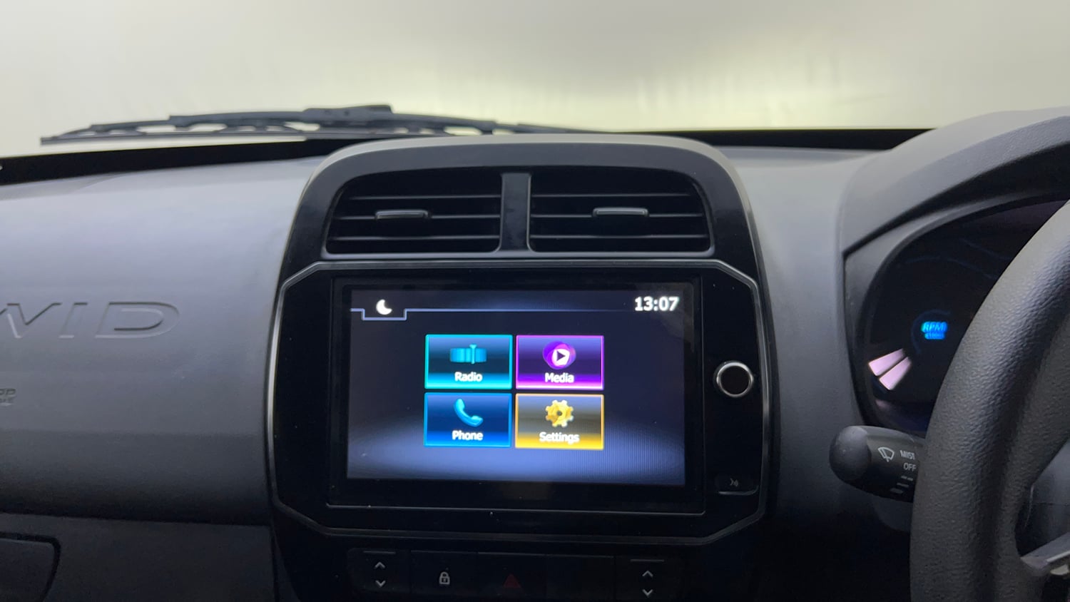 Used 2020 Renault Kwid RXT 1.0 Opt Petrol Manual top_features Integrated (in-dash) music system
