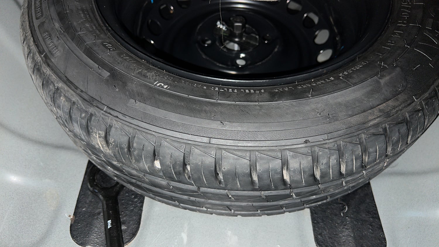 Used 2024 Hyundai Aura SX 1.2 CNG Cng Manual tyres SPARE TYRE VIEW
