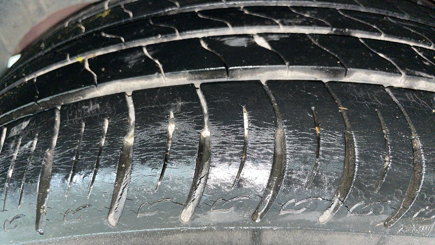 Used 2021 Mahindra XUV 300 W8 (O) 1.2 Petrol AMT Petrol Automatic tyres RIGHT REAR TYRE TREAD VIEW