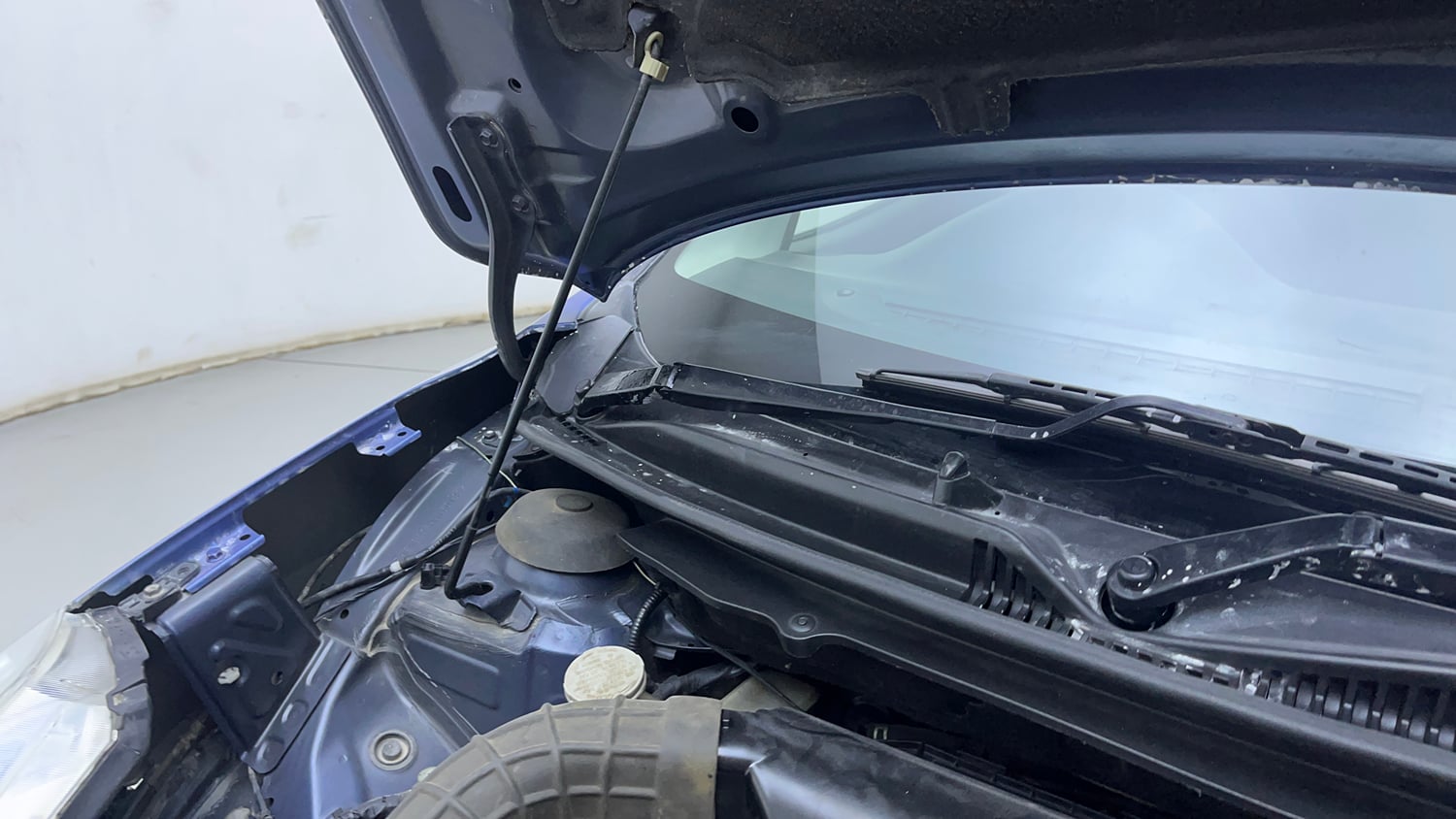 Used 2017 Maruti Suzuki Baleno Delta 1.2 Petrol Manual engine ENGINE RIGHT SIDE HINGE & APRON VIEW