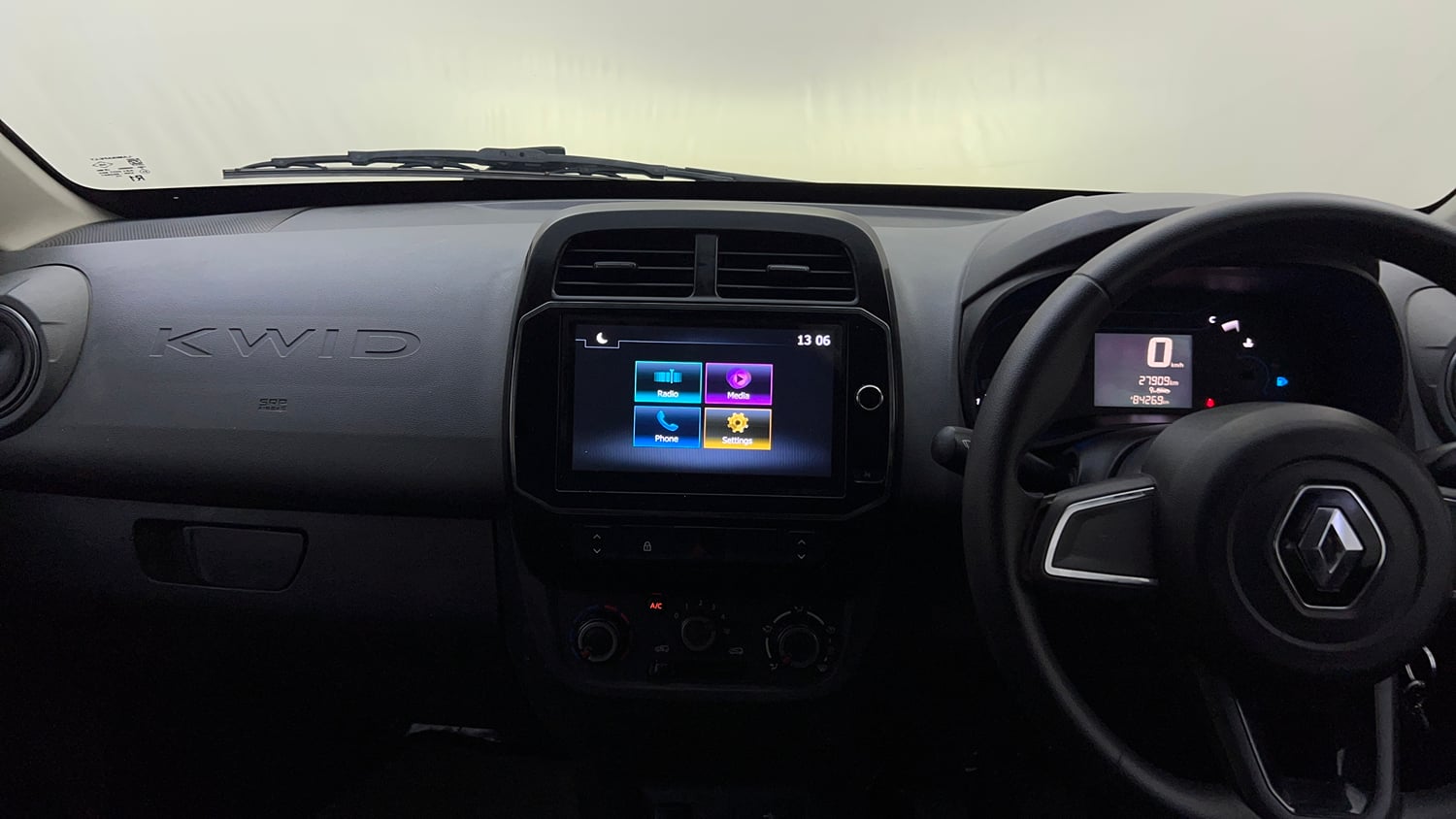 Used 2020 Renault Kwid RXT 1.0 Opt Petrol Manual interior MUSIC SYSTEM & AC CONTROL VIEW